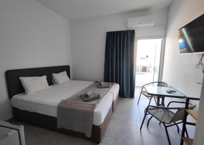 Comfortable Standard hotel room with essential furnishings and a cozy bed.