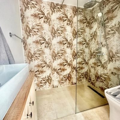 Clean and bright hotel bathroom with modern amenities.